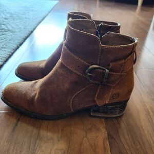 Born Suede Ankle Boots Size 9 Tan